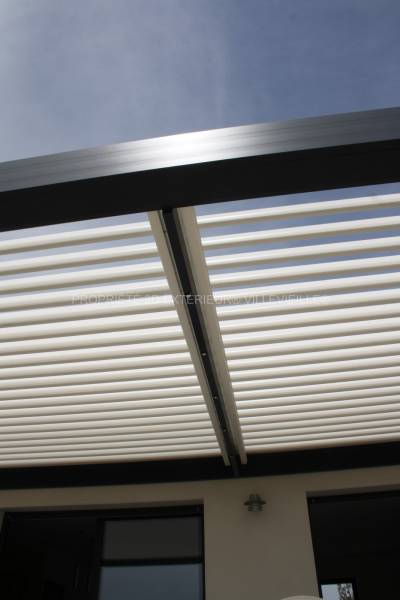 Réalisation d'une pergola bioclimatique avec lames parallèles à la façade  doubles modules indépendants option spot avec variateur d'intensité sur la commune de Rousson dans le Gard (30)