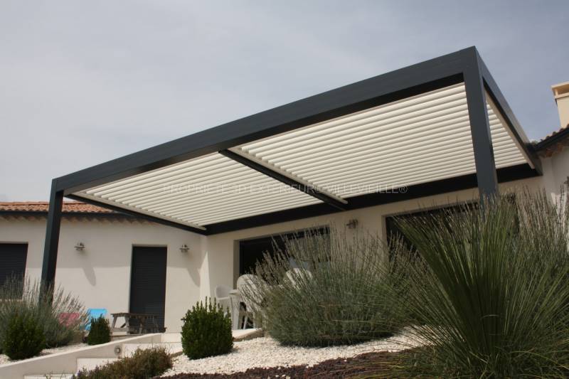 Pergola bioclimatique Solisysteme adossée couleur gris anthracite (Ral 7016) implantée à Rousson proche des Cévennes dans le Gard (30) Languedoc Roussillon