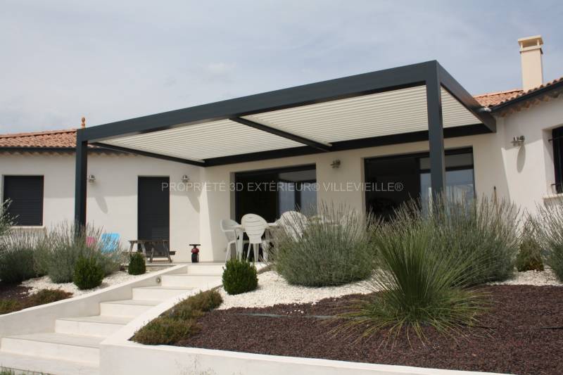 Pergola bioclimatique à lames orientables double peaux de fabrication française installée à Rousson près de la ville d'Alès dans le Gard (30)