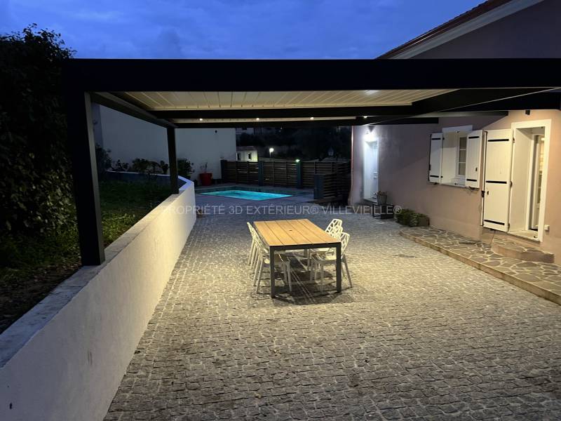 Ambiance lumineuse sur une pergola Solisystème installée à Afa en Corse