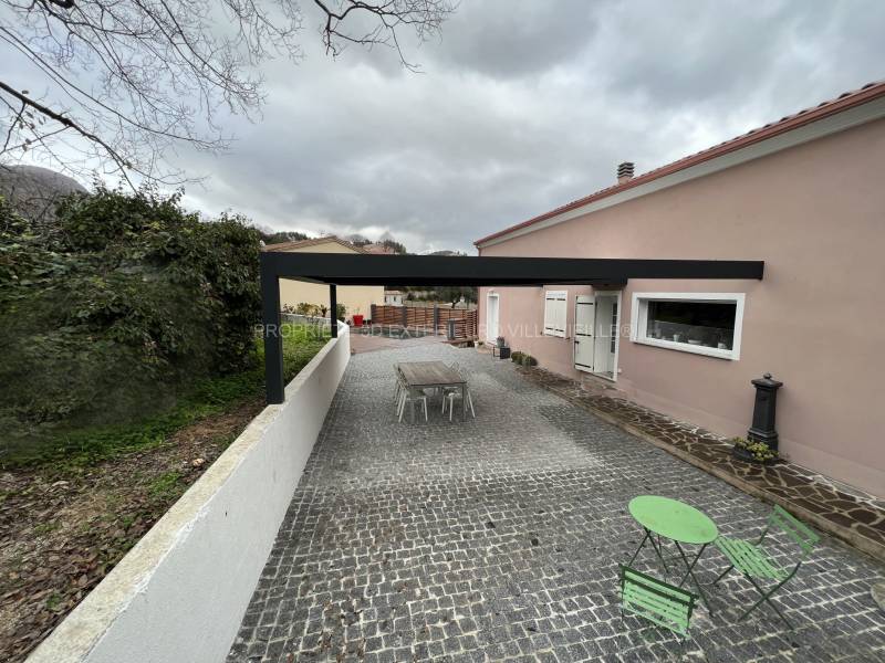Protection des intempéries grâce à notre pergola intemporelle en Corse du Sud près d'Alata