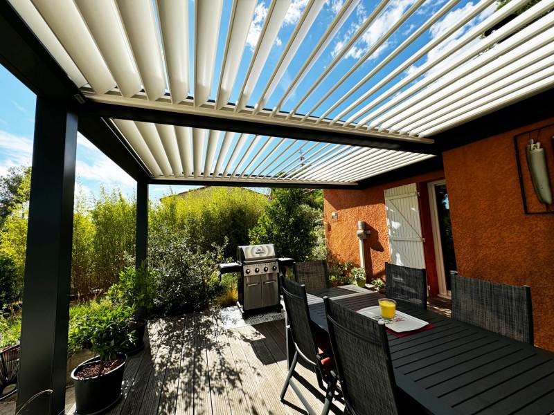 Faite entrer la lumière avec nos lames orientable de notre pergola fabrication française installée à Saint clément de Rivière 34
