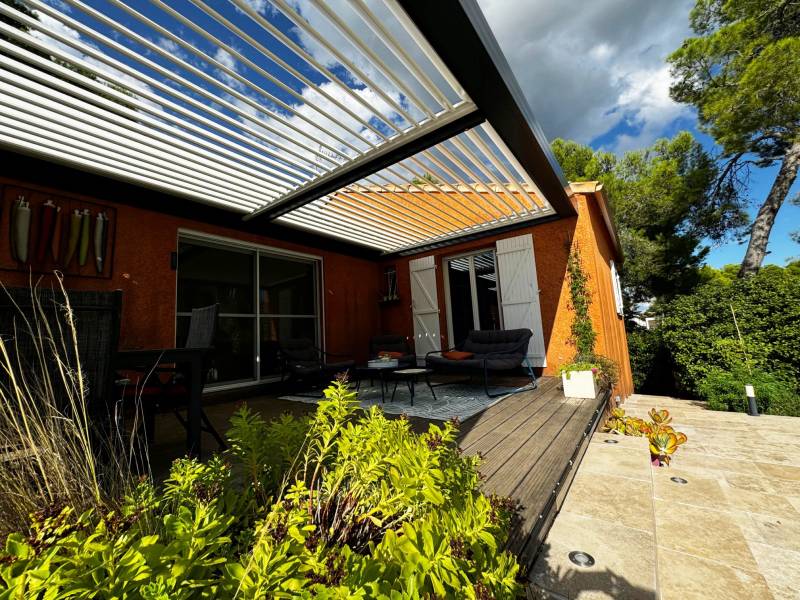 Pergola lames orientables aluminium thermolaqué à Saint Gely du Fesc 34