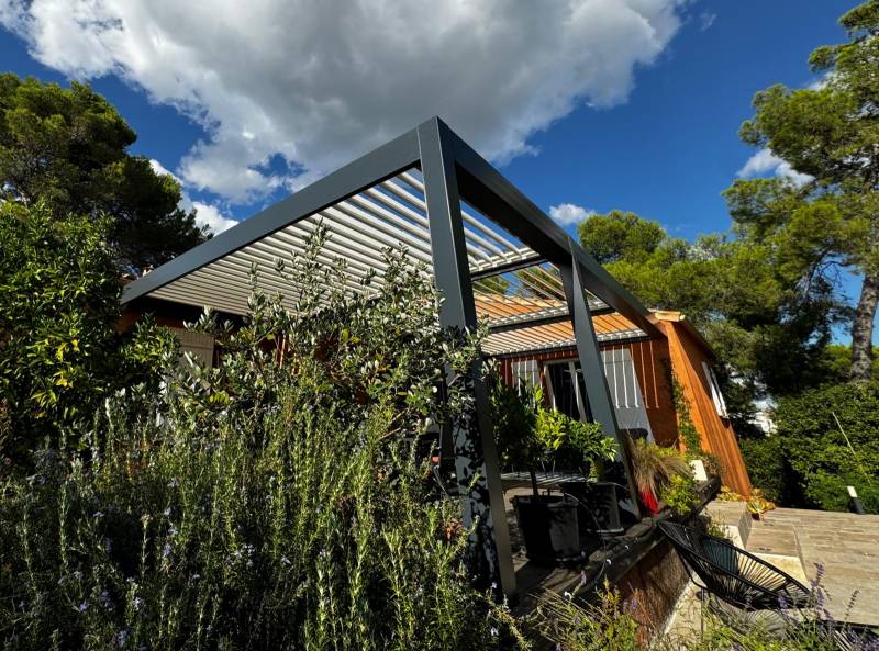 Découvrez notre pergola bioclimatique sur mesure installée à Saint-Bauzille-de-Montmel 34