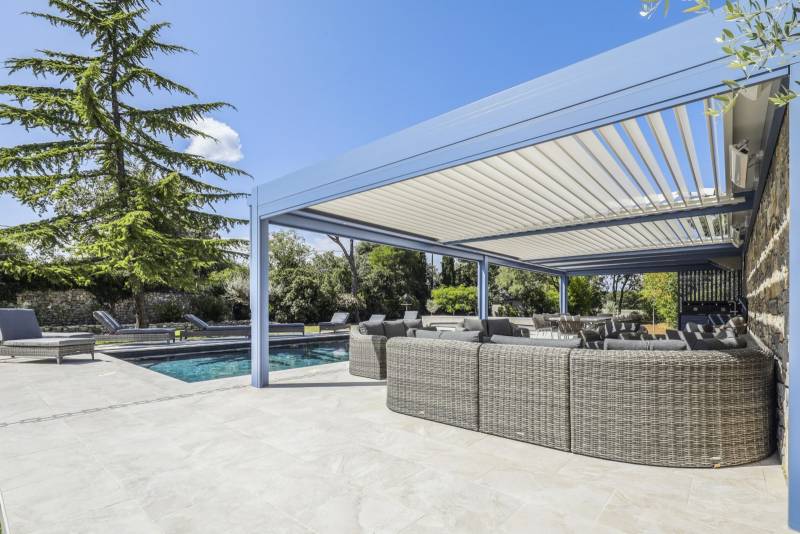 Artisan sérieux pour la pose d'une pergola sur mesure en aluminium vers Lussan 