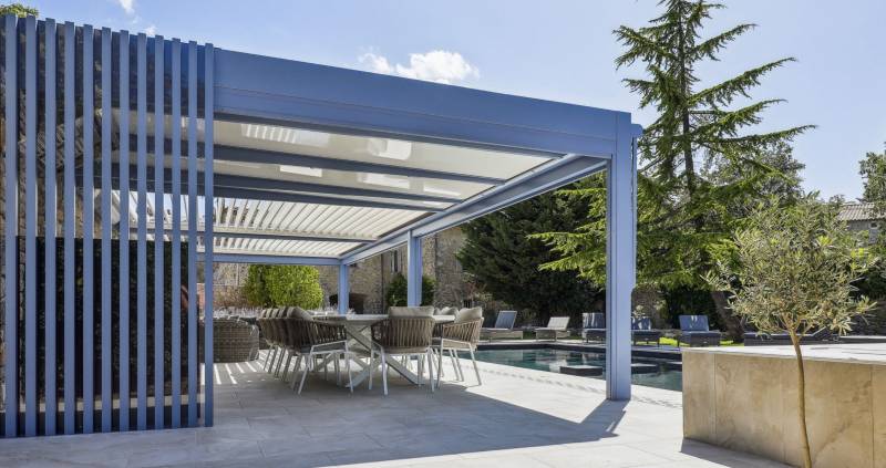 Installation d'une pergola bioclimatique en aluminium à Lussan dans le Gard
