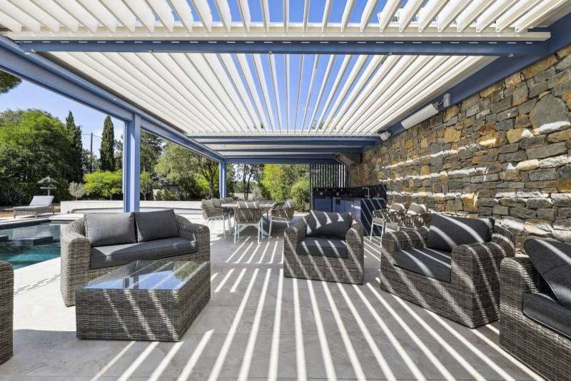 Lames orientables à 160° pergola aluminium : 3D Extérieur - Sommières 30-34