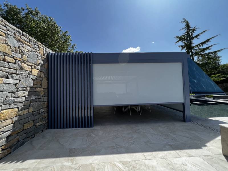 Pergola avec stores zip screen et les stores à projection proche de l'Hérault
