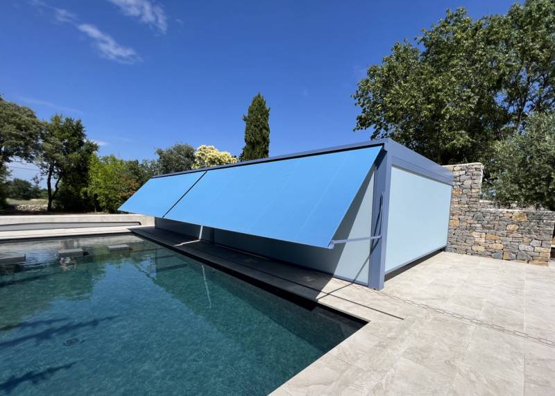 Stores à projection motorisés Somfy pergola aluminium vers La Calmette 30