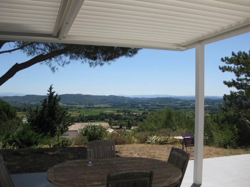 Pergola bioclimatique adossée en aluminium sur mesure Rochefort du Gard
