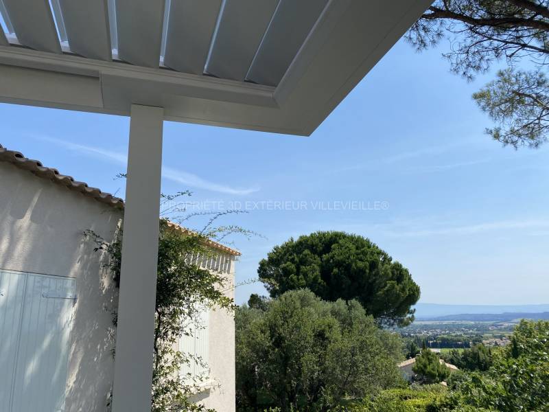 Lames orientables motorisées d'une pergola adossé en Occitanie