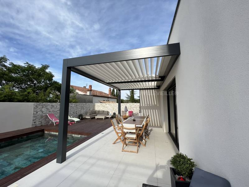 Réalisation d'une pergola bioclimatique avec capteur de pluie à Vergèze