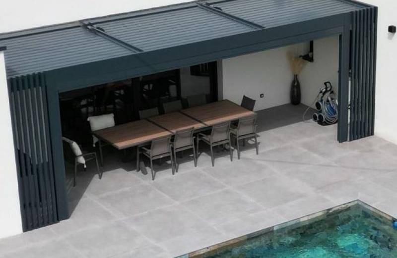 Pergola avec lames orientables et bouclier couleur gris anthracite à Nîmes 30