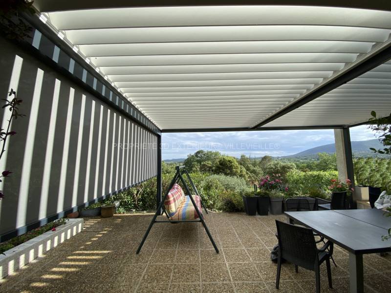 Réalisation pergola adossée à Quissac Gard (30) dans l’arrière-pays cévenol lames orientables à 160° double paroi en aluminium