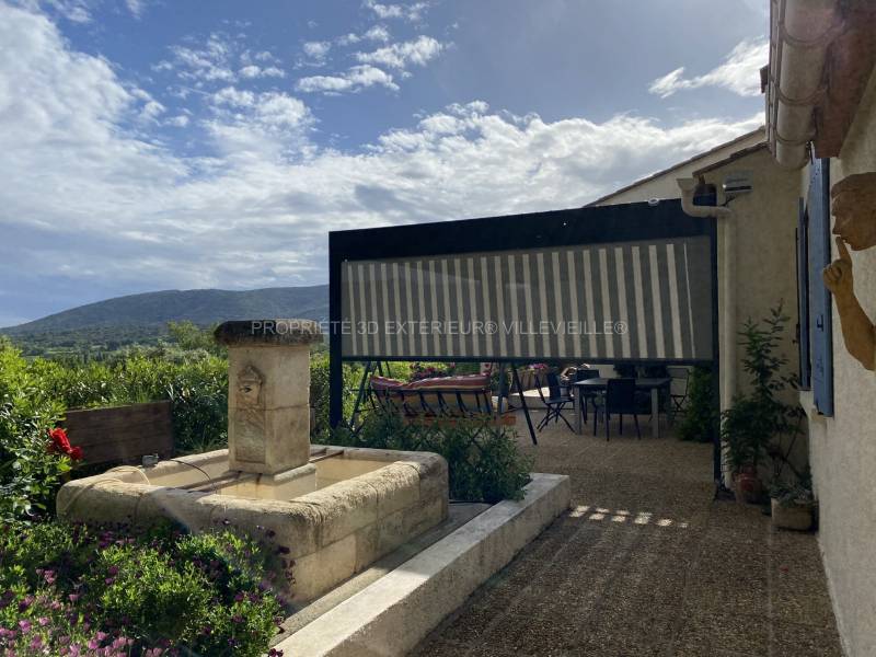Pergola bioclimatique bicolore design contemporain solution d’agrandissement d'une terrasse à Quissac arrière pays cévenol du Gard et de l'Héraut (34)