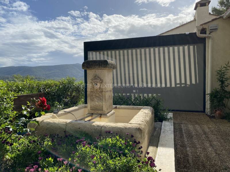 Installation d’une pergola bioclimatique en aluminium dans l’arrière-pays cévenol une solution d’agrandissement d’une terrasse à Quissac dans le Gard (30)