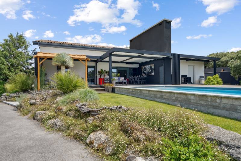 Réalisation d'une pergola sur mesure pour showroom près de Nîmes
