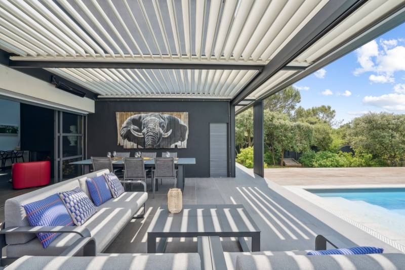 Fabrication de pergola bioclimatique sur mesure pour showroom dans le 30