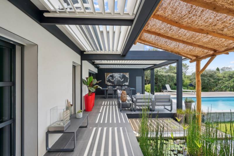 Installation de pergola bioclimatique en aluminium pour professionnel à Villevieille dans le 30