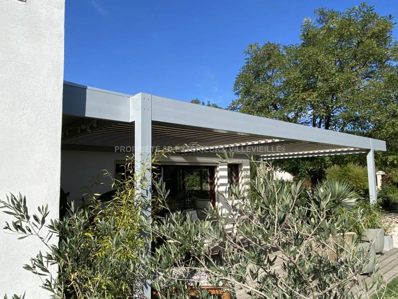 Pergola aluminium avec poteaux déportés installation à Villevieille près de Sommières Gard