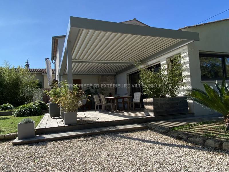 Pose d'une pergola lames orientables perpendiculaires à la façade installée à Villevieille près de Fontanès Gard