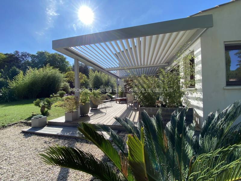Pergola design grise aluminium réalisation à Villevieille près de Souvignargues Gard