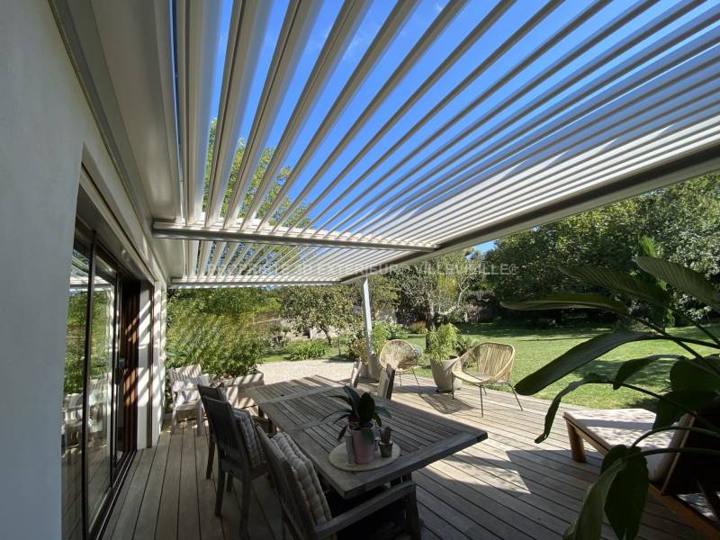 Pergola lames pivotantes 160° implantée à Villevieille près de Lecques Gard
