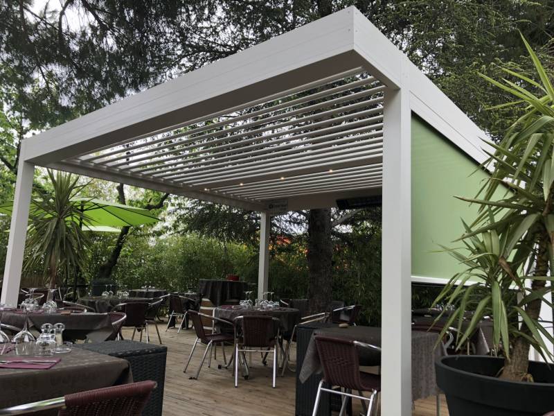 Profitez d'un espace protégé et ombragé avec un store toile microperforé entre Nîmes et Montpellier