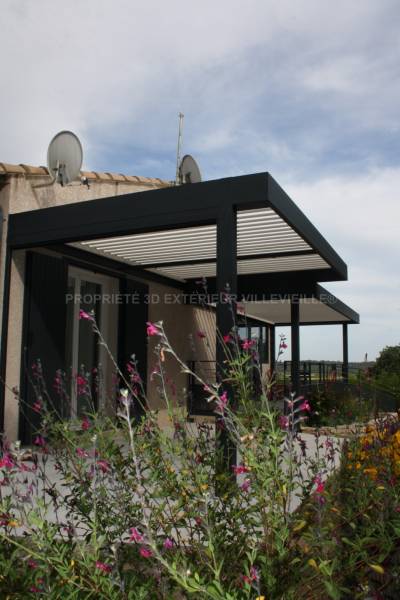 Pergola bioclimatique de couleur gris anthracite sur le village d’Aspères dans le Gard (30)