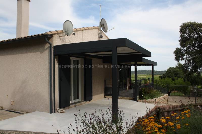 Pergola bioclimatique de couleur gris anthracite sur le village d’Aspères dans le Gard (30)