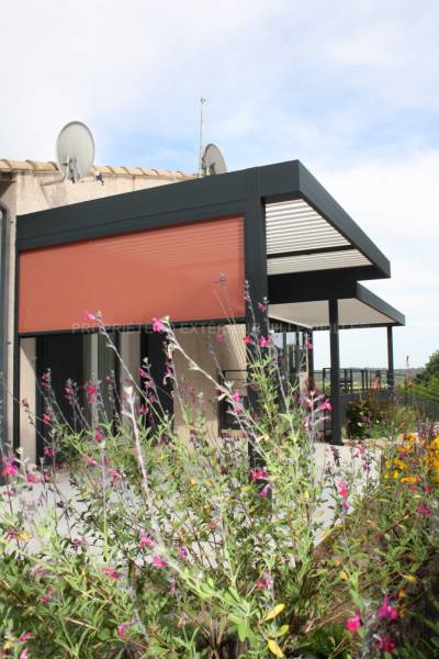 Pergola bioclimatique de couleur gris anthracite sur le village d’Aspères dans le Gard (30)