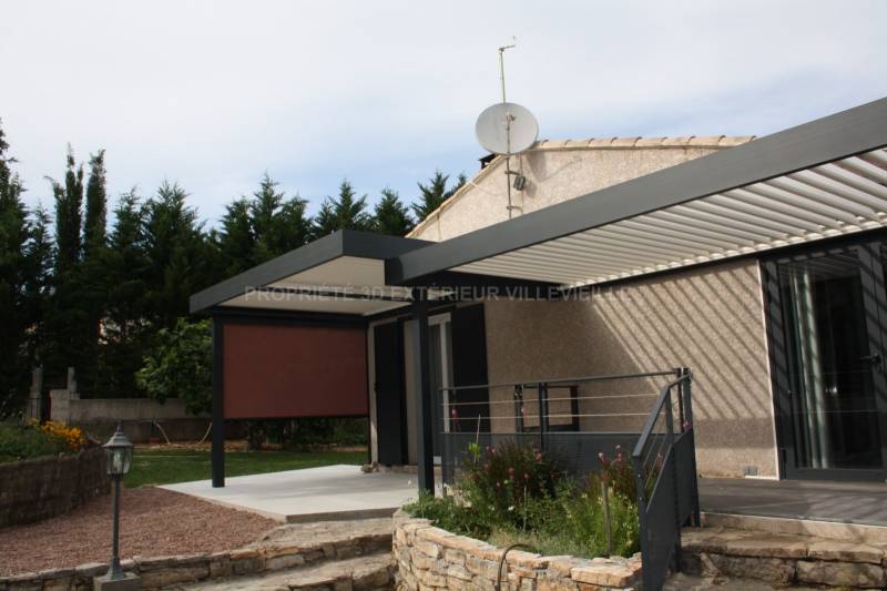 Pergola bioclimatique de couleur gris anthracite sur le village d’Aspères dans le Gard (30)
