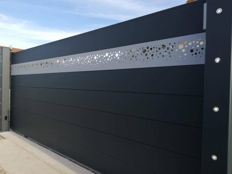 portail extérieur en aluminium sur mesure