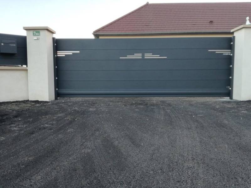 portail extérieur en aluminium sur mesure