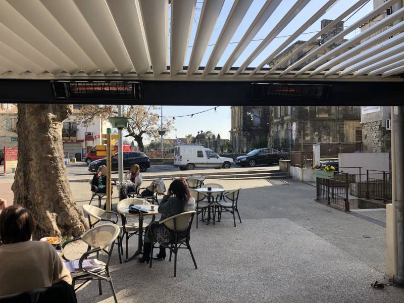 pergola bioclimatique pour le  Restaurant Pub LE CARPE DIEM  à CALVISSON (30) dans le Gard