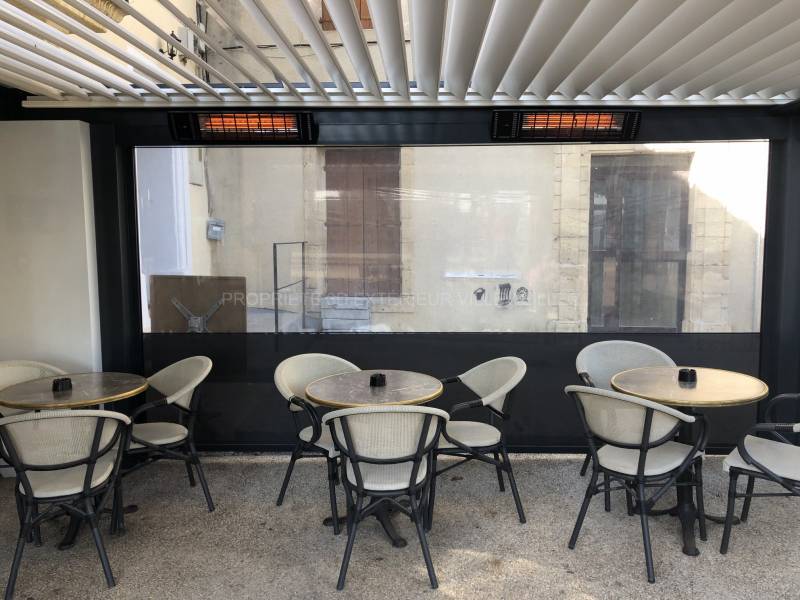 pergola bioclimatique pour le  Restaurant Pub LE CARPE DIEM  à CALVISSON (30) dans le Gard