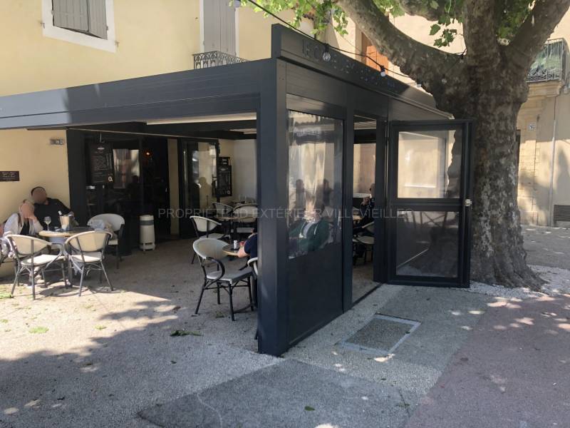 pergola bioclimatique pour le  Restaurant Pub LE CARPE DIEM  à CALVISSON (30) dans le Gard