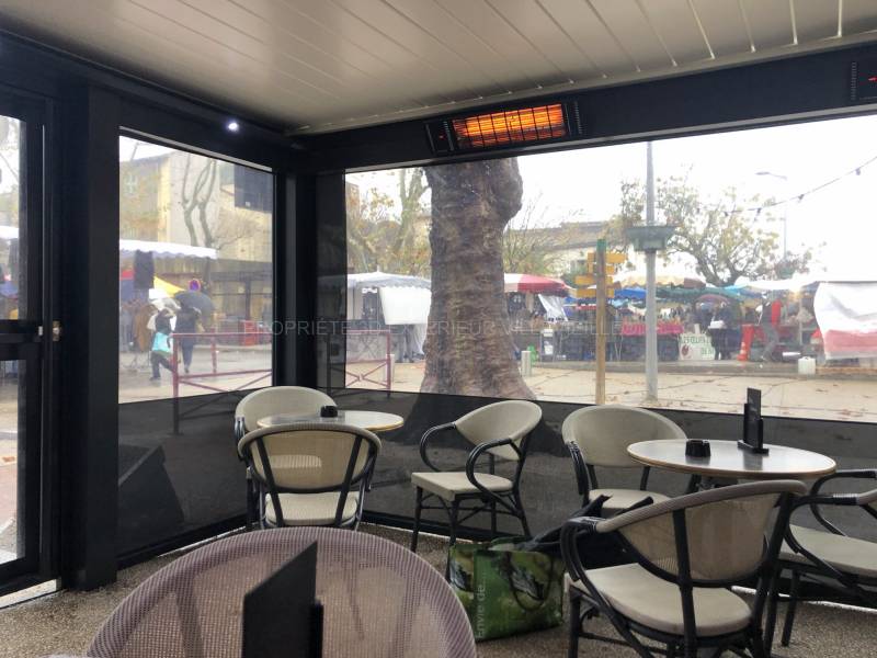 pergola bioclimatique pour le  Restaurant Pub LE CARPE DIEM  à CALVISSON (30) dans le Gard