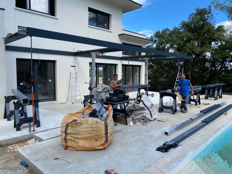 Installation d'une pergola bioclimatique gris anthracite sur NIMES Castanet dans le Gard