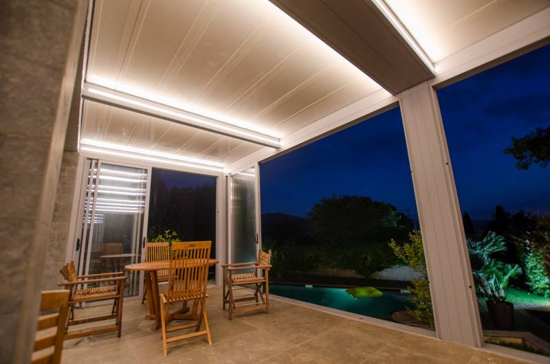 Toiture fixe ou toiture découvrable rétractable, Pergola ou Veranda une extension d’habitation isolée