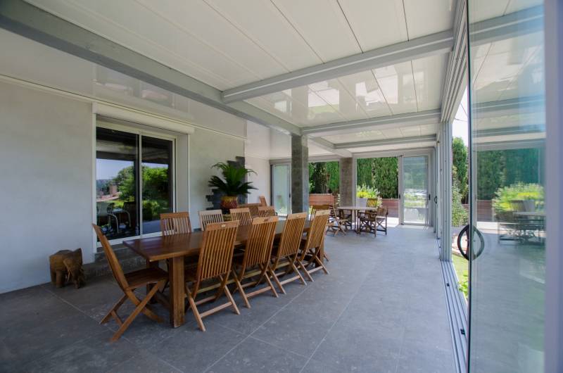Toiture fixe ou toiture découvrable rétractable, Pergola ou Veranda une extension d’habitation isolée