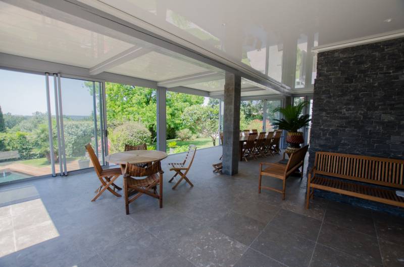 Toiture fixe ou toiture découvrable rétractable, Pergola ou Veranda une extension d’habitation isolée