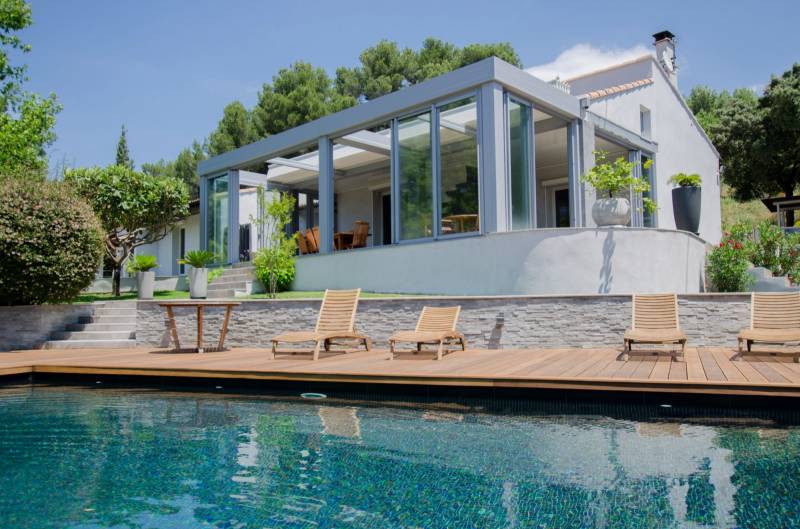 Toiture fixe ou toiture découvrable rétractable, Pergola ou Veranda une extension d’habitation isolée