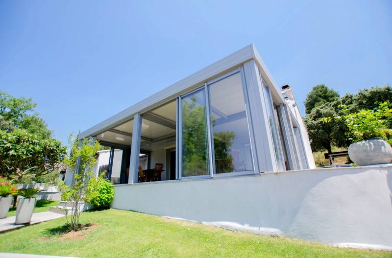 Toiture fixe ou toiture découvrable rétractable, Pergola ou Veranda une extension d’habitation isolée