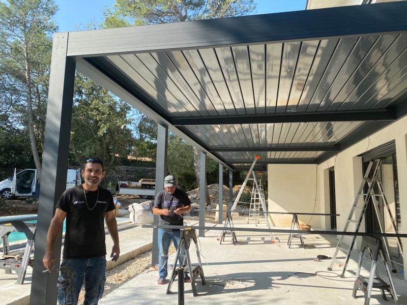Installation d'une pergola bioclimatique gris anthracite sur NIMES Castanet dans le Gard