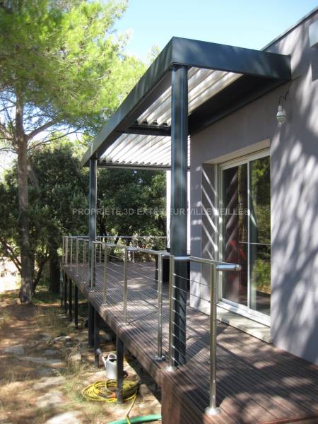 Installation d'une pergola bioclimatique avec poteaux existants