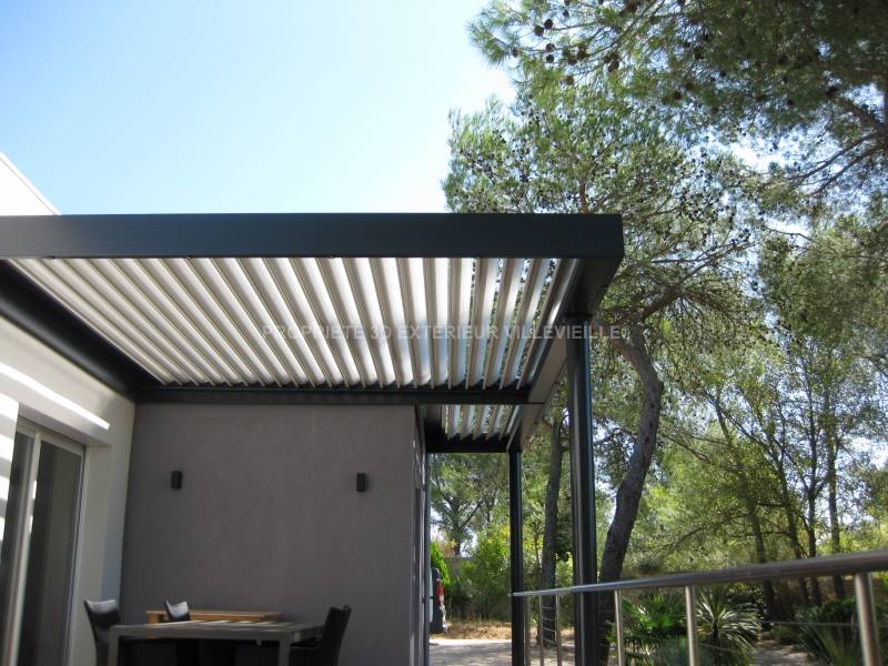 Installation d'une pergola bioclimatique avec poteaux existants