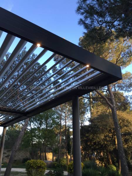 Installation d'une pergola bioclimatique avec poteaux existants