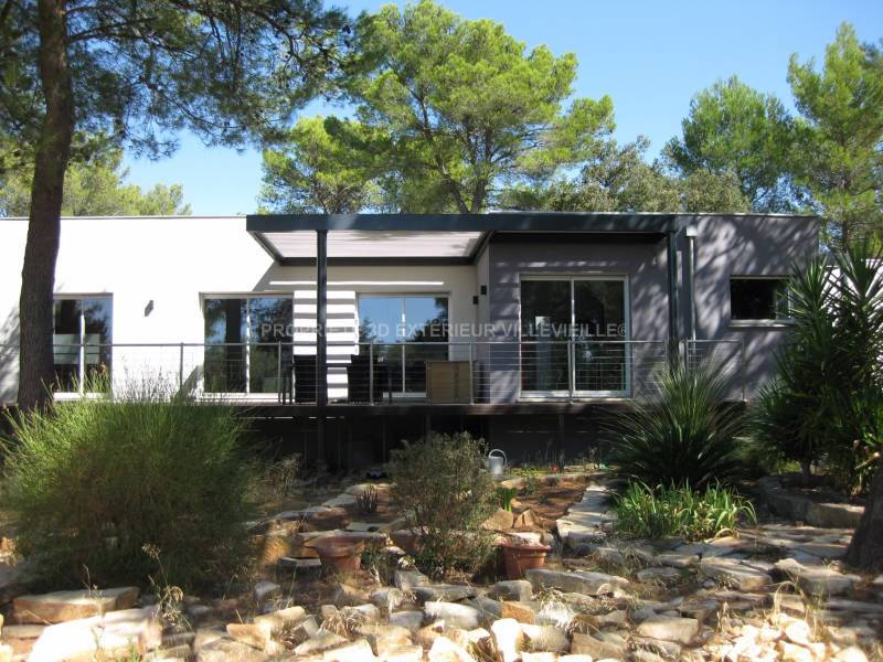 Installation d'une pergola bioclimatique avec poteaux existants