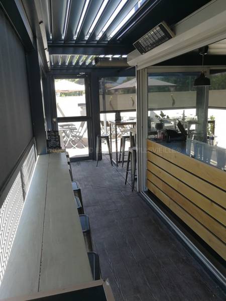 Pergola bioclimatique lames orientables gris anthracite design et épuré pour établissement recevant du public dans le Gard à Bouillargues (30)